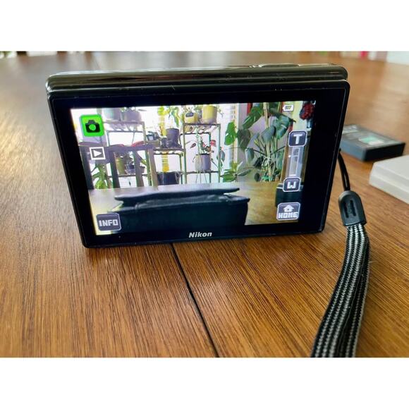 Vintage Nikon Coolpix S70 12.1 MP w card 3 Battery & Charger Excellent - Picture 8 of 8